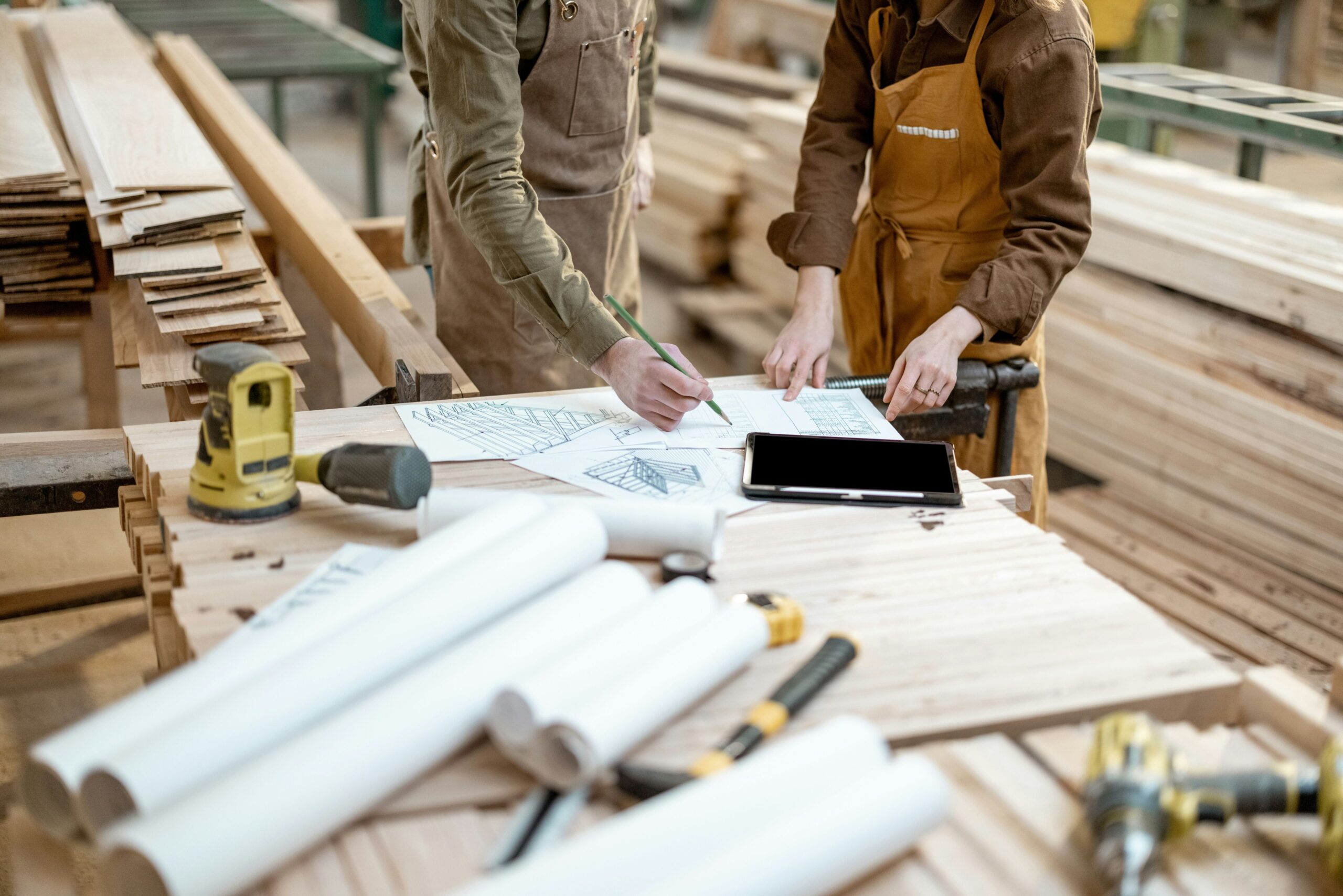 des menuisiers sur un chantier